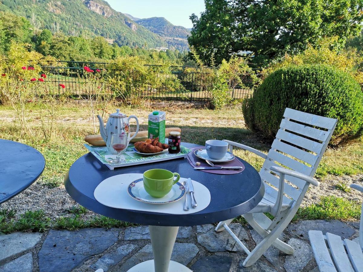 Bed and Breakfast Le Kino Panorama Vic-sur-Cère Esterno foto